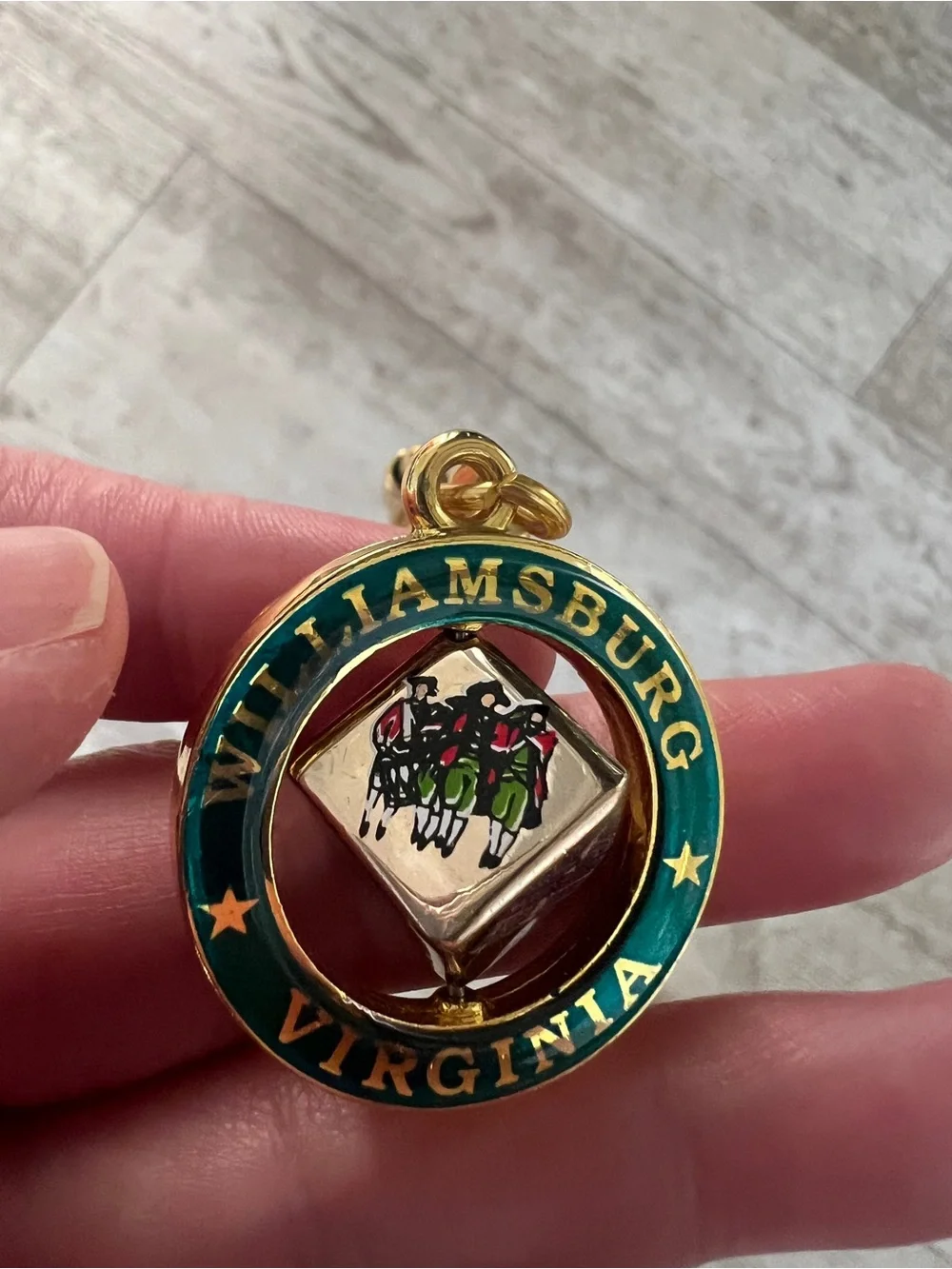 Williamsburg Virginia Vintage Gold-Tone Keychain with Medallion Spinner Souvenir